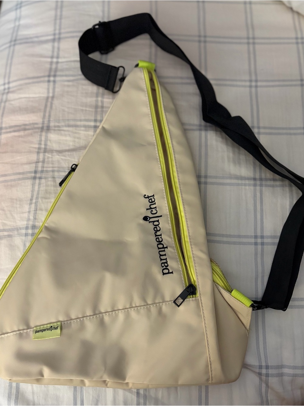 Pampered Chef Cream Crossbody Sling with Lime Zipper Accent